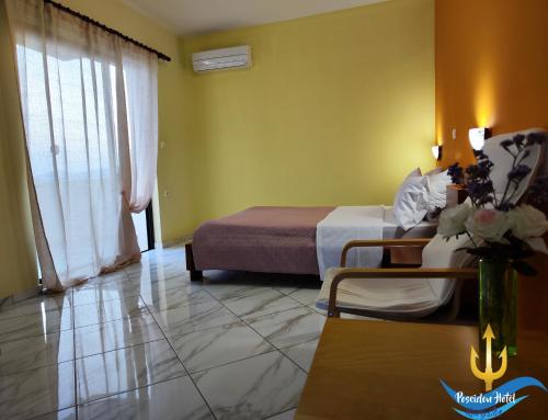 Postel nebo postele na pokoji v ubytování Poseidon Hotel Karystos