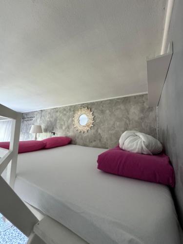 ミラノにあるFiera SanSiroSuite Margotのベッドルーム1室(ピンクと白の枕が備わるベッド2台付)