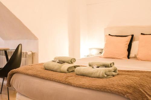 a bedroom with a bed with towels on it at Casa Besalú - Estudio en el centro del pueblo in Besalú