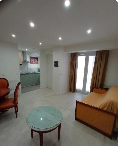 un salon avec un lit et une table dans l'établissement Maison papa, à Nice