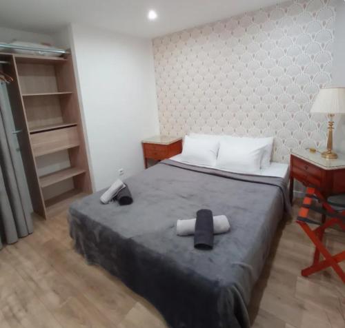 une chambre avec un lit et un bureau avec une lampe dans l'établissement Maison papa, à Nice