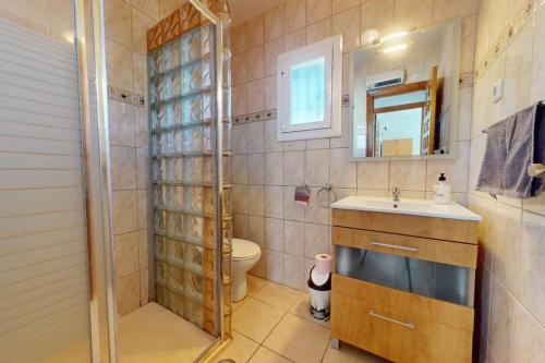 a bathroom with a toilet and a sink and a shower at Casa 1227 in Los Alcázares
