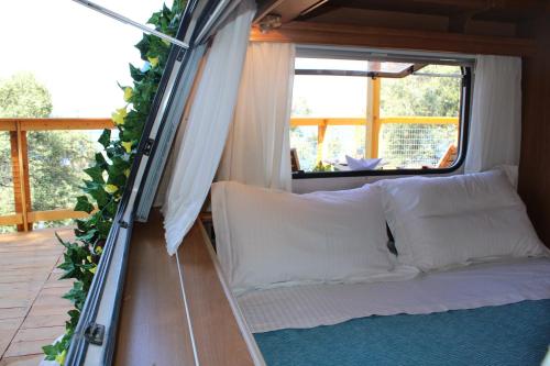 una camera con un letto e una finestra di Nature Habitat a Vouniatádes