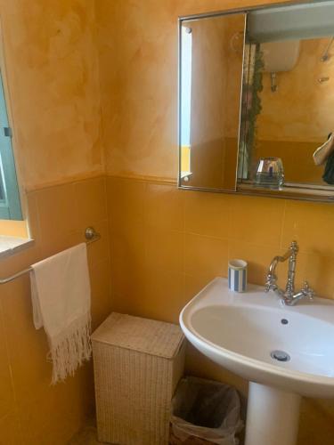 bagno con lavandino e specchio di Casale San Francesco Casa Pernicoló a Cirò
