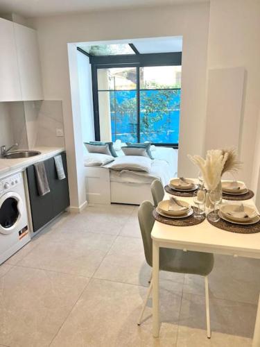 une cuisine avec une table avec des assiettes dessus dans l'établissement Appartement T2, atypique, proche du centre, à Antibes