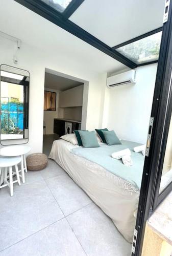 une chambre avec un lit dans une pièce avec une fenêtre dans l'établissement Appartement T2, atypique, proche du centre, à Antibes