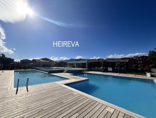 une vue d'une piscine dans un complexe hôtelier dans l'établissement T2 HEIREVA Résidence Les hameaux de saint-cyprien LECCI, à Porto-Vecchio