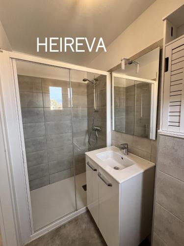 une salle de bain avec douche et lavabo dans l'établissement T2 HEIREVA Résidence Les hameaux de saint-cyprien LECCI, à Porto-Vecchio