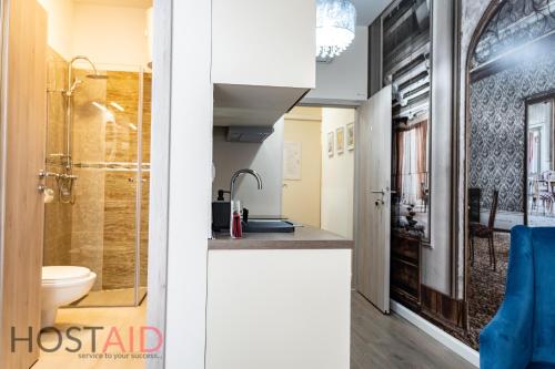 une salle de bain avec une douche, des toilettes et un lavabo dans l'établissement DH30 Apartments - Budapest - hostAID, à Budapest