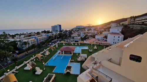 uma vista aérea de um resort com uma piscina em Seaview Apartment 414 em Morro del Jable