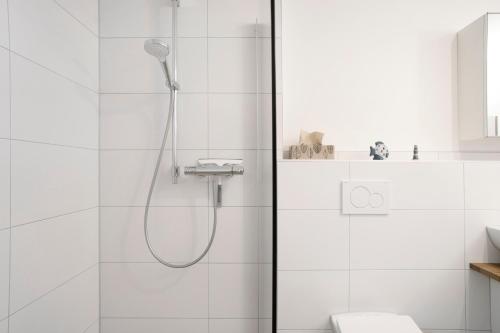 ein Bad mit einer Dusche und einem WC in der Unterkunft Achterkajüte in Bodman-Ludwigshafen