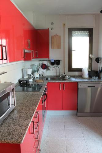 A kitchen or kitchenette at La casa dels Boscos