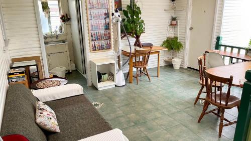 Posezení v ubytování COMFORT QUEEN GARDEN VIEW ROOM MACQUARIE PARK RYDE