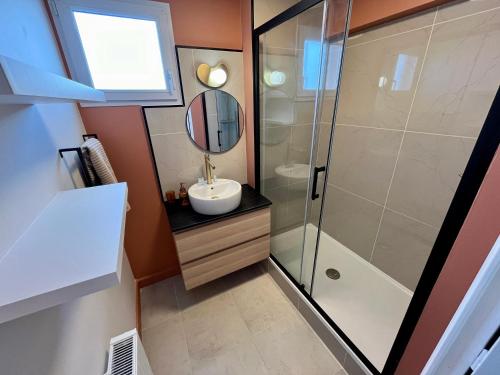 une salle de bain avec un lavabo et une douche dans l'établissement L'appartement Eclat contemporain -310, à Rouen
