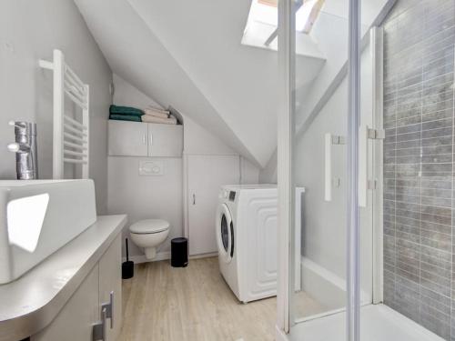 une salle de bain blanche avec des toilettes et un lavabo dans l'établissement Appartement en plein cœur de Vannes, à Vannes