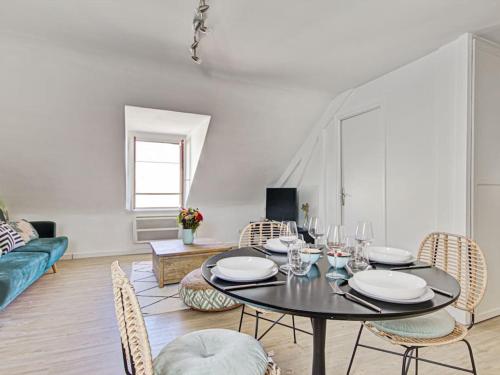 un salon avec une table et des chaises dans l'établissement Appartement en plein cœur de Vannes, à Vannes
