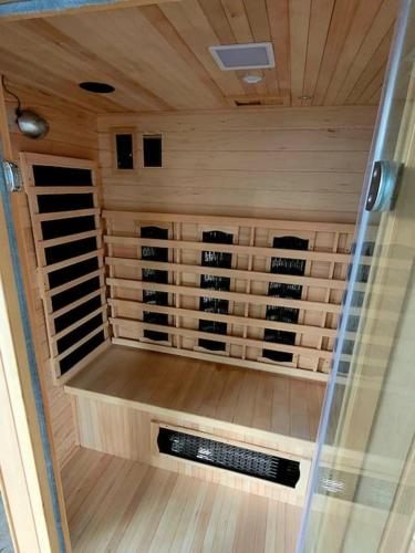 - une cave à vin avec des bouteilles de vin dans l'établissement Belle villa, avec Jardin Piscine Jacuzzi et Sauna, à Istres