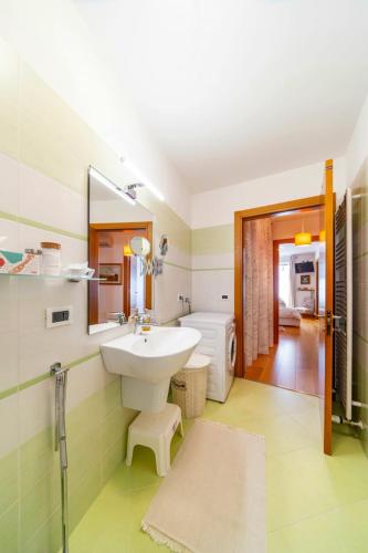 a bathroom with a sink and a toilet at Delma's home in San Daniele del Friuli