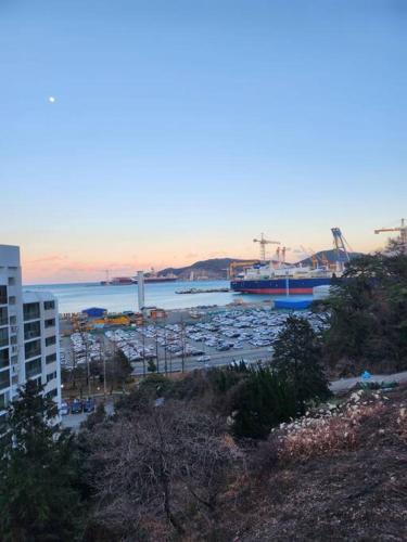 un puerto con un montón de barcos en el agua en house for rest, en Geoje