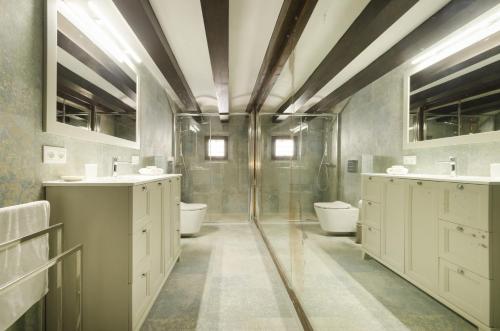 La salle de bains est pourvue de 2 lavabos et de 2 toilettes. dans l'établissement Can Bosquet, à Lloseta
