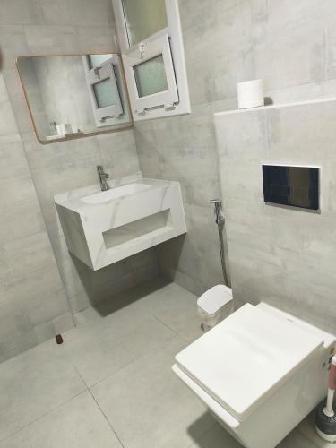 Un baño de Lovely 2BR in Heart of Downtown.