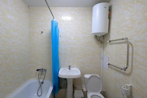 een badkamer met een toilet, een wastafel en een douche bij Наримановская 66-5, Уютная 1 комнатная квартира ВИП класса в Jana Qala от компании Home Hotel in Qostanaj