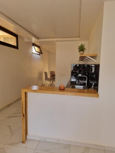 uma cozinha com um balcão com um balcão em La villa Lisbonne em Somone