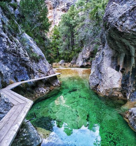 a bridge over a pool of water in a canyon at Casa Nemesio, enclave y vistas excepcionales in Valderrobres