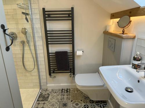 une salle de bain avec un lavabo, des toilettes et une douche dans l'établissement Bank Top Barn Cosy Self Catering 4 Guests, à Pickering