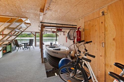 a bike parked in a room with a boat at Bootshaus Am Müritzarm in Vipperow