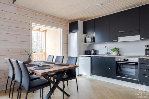 een keuken met een eettafel en stoelen bij Holiday in Lapland - Alatieva 3A in Kittilä