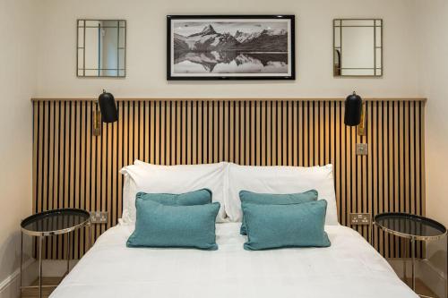 Postelja oz. postelje v sobi nastanitve Stylish 2 Bed Flat in Holland Park/ Notting Hill