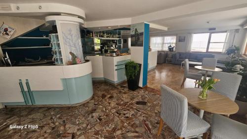 - une cuisine et une salle à manger avec une table et des chaises dans l'établissement Hotel Annalisa, à Riccione