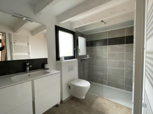 une salle de bain avec toilettes, lavabo et fenêtre dans l'établissement Maison Contemporaine Andernos, à Andernos-les-Bains