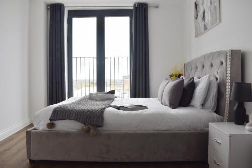 Cama ou camas em um quarto em Amazing 2BR in Brentwood