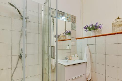 een badkamer met een douche en een wastafel bij Namuri Rooms in Sciacca