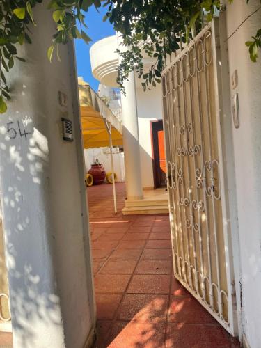 een poort naar een huis met een veranda bij 40€/j شقة غرفة نوم 1 في فيلا حي النصر in Ariana