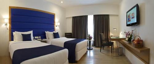 Postel nebo postele na pokoji v ubytování Peerless Hotel Hyderabad