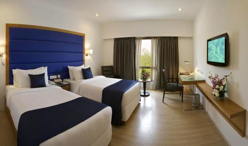Postel nebo postele na pokoji v ubytování Peerless Hotel Hyderabad