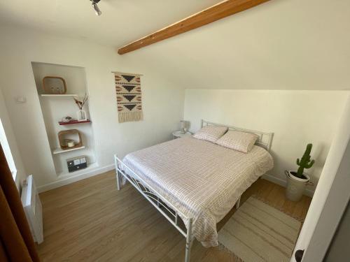une chambre avec un lit dans une pièce dans l'établissement Gîte de Courdoux, à Sargé Les Le Mans 