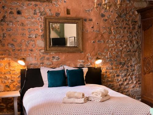 um quarto com uma cama com toalhas em Clementines House Honfleur em Honfleur