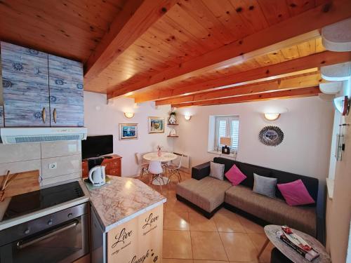 uma cozinha e uma sala de estar com um sofá em Dubrovnik house - Leni em Komolac