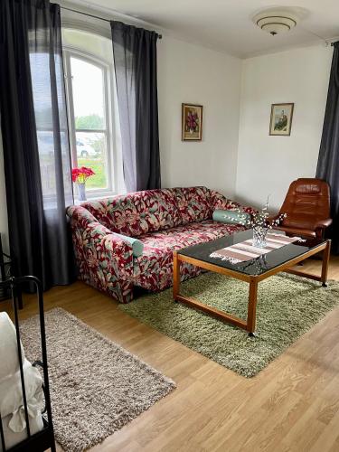 a living room with a couch and a coffee table at Skeppsdockans Vandrarhem in Söderköping
