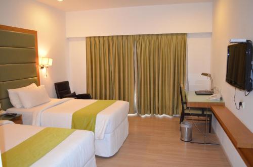 Postel nebo postele na pokoji v ubytování Peerless Hotel Hyderabad