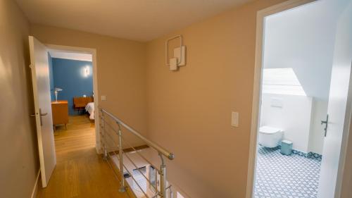 un couloir avec un escalier menant à une chambre dans l'établissement Spacious Duplex Oberkampf - Bail mobilité, à Paris