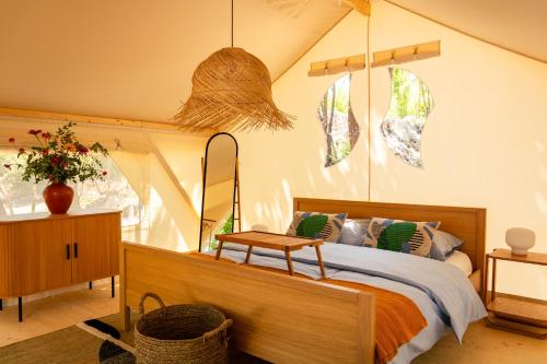 Rúm í herbergi á Oblun Eco Resort - New Luxury Glamping Tents