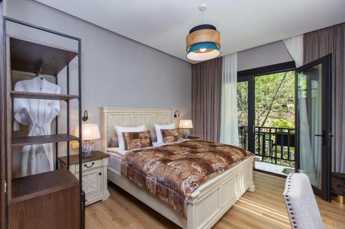 a bedroom with a large bed and a balcony at Seventeen Rooms in Tʼelavi