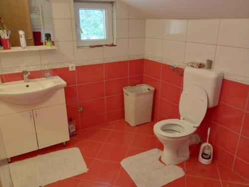 een badkamer met een toilet en een wastafel bij L&L in Sarajevo