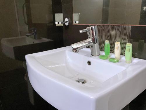 卡塔拉伽馬的住宿－Grand Detagamuwa，浴室里配有带三牙刷的白色水槽