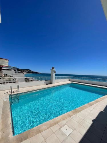 une piscine avec l'océan en arrière-plan dans l'établissement Royal lux promenade des anglais, à Nice